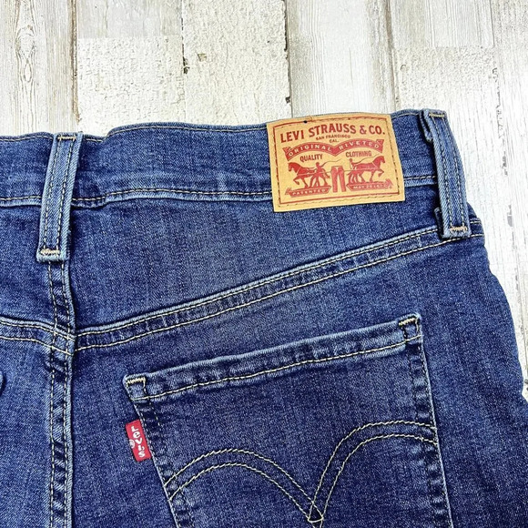 Levi's Women's Distressed Denim Mid-Length‎ Shorts Size 29 Blue Casual Summer - Picture 3 of 4